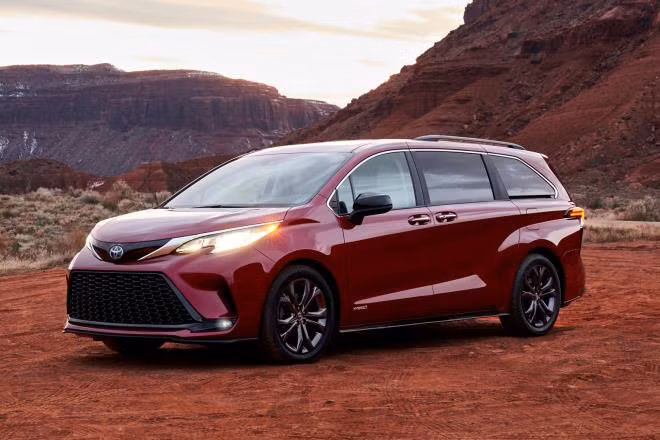 Toyota Sienna 2021 có thiết kế mới hoàn toàn trông mạnh mẽ, cá tính hơn phiên bản cũ.