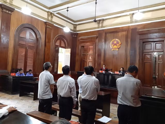 Các bị cáo nghe HĐXX tuyên án.