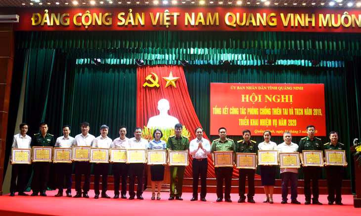 15 tập thể có thành tích xuất sắc trong công tác PCTT, TKCN được nhận bằng khen của UBND tỉnh. 