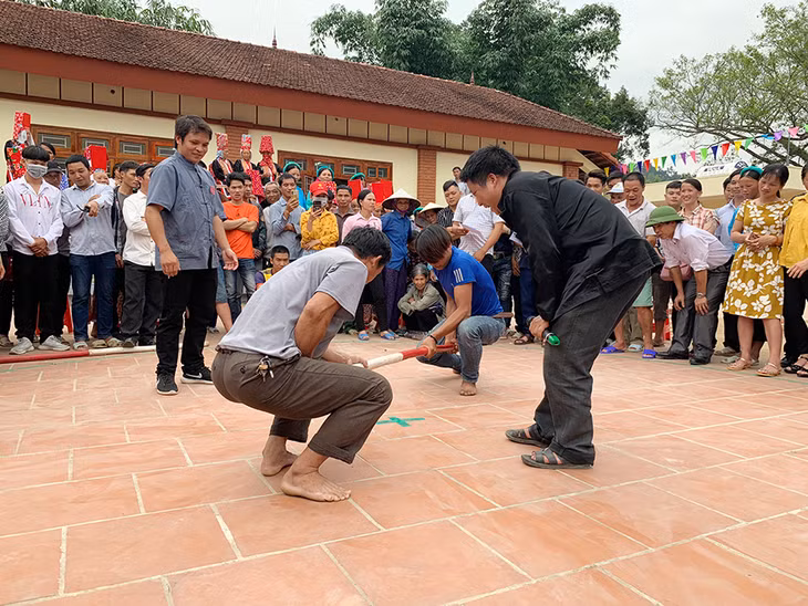 Thi đẩy gậy thu hút đông đảo cánh mày râu tham gia.