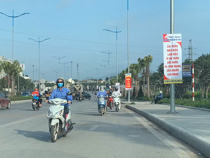 Hàng đoàn công nhân KCN Cái Lân đi ngược chiều trên QL18. Ảnh chụp ngày 10/5.
