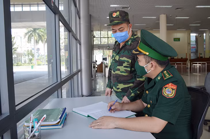 Thượng úy BÙi Thế Trọng cùng đồng đội trao đổi nhiệm vụ quản lý ANTT khu vực cửa khẩu.