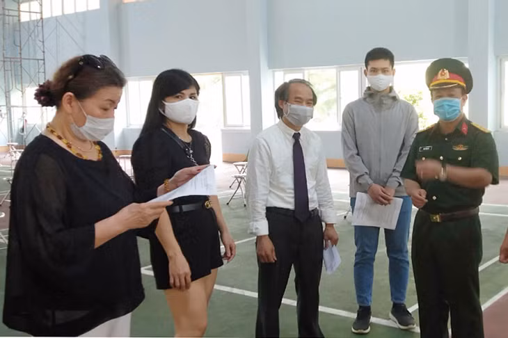 Thượng tá Khúc Thành Dư, Phó Chỉ huy trưởng, Tham mưu trưởng Bộ CHQS tỉnh đến thăm và động viên các công dân trước khi trở về gia đình.