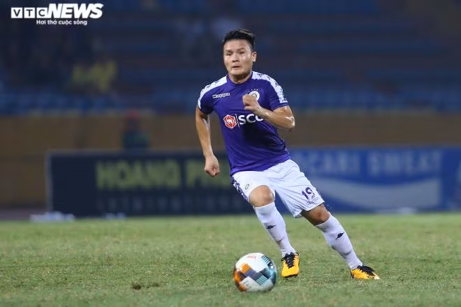 Quang Hải và 3 đàn anh từng nhận QBV trong màu áo Hà Nội FC được vinh danh.