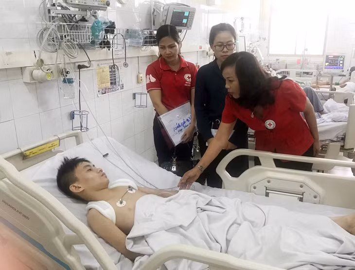 Lãnh đạo Hội CTĐ tỉnh đến Bệnh viện Đa khoa tỉnh thăm hỏi, động viên nạn nhân trong vụ tai nạn giao thông xảy ra trên Cầu Bãi tháng 7/2019.