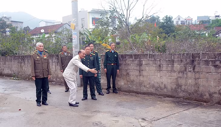Chi hội CCB thôn Đông Thắng vận động nhân dân tham gia làm tuyến đường liên xóm (xã Đông Xá, huyện Vân Đồn).