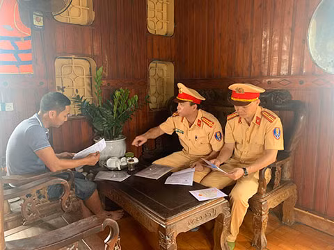 Cán bộ Phòng CSGT đường thủy Công an tỉnh kiểm tra hành chính chủ doanh nghiệp kinh doanh trên Vịnh Hạ Long.