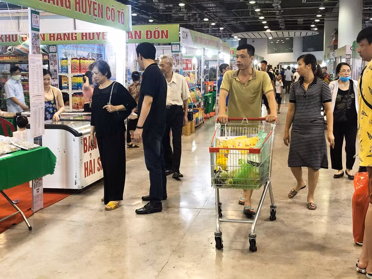 Nhiều gia đình đã lựa chọn được cho mình những thực phẩm ưng ý khi đi mua hàng tại hội chợ.