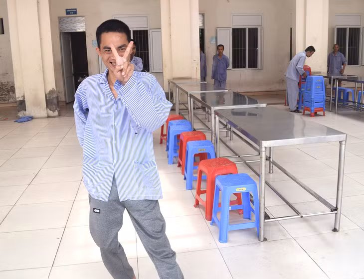  Nhờ được chăm sóc tốt, nếu chỉ nhìn qua các bệnh nhân đều như người bình thường. Ảnh một bệnh nhân làm dáng khi phóng viên chụp ảnh. 