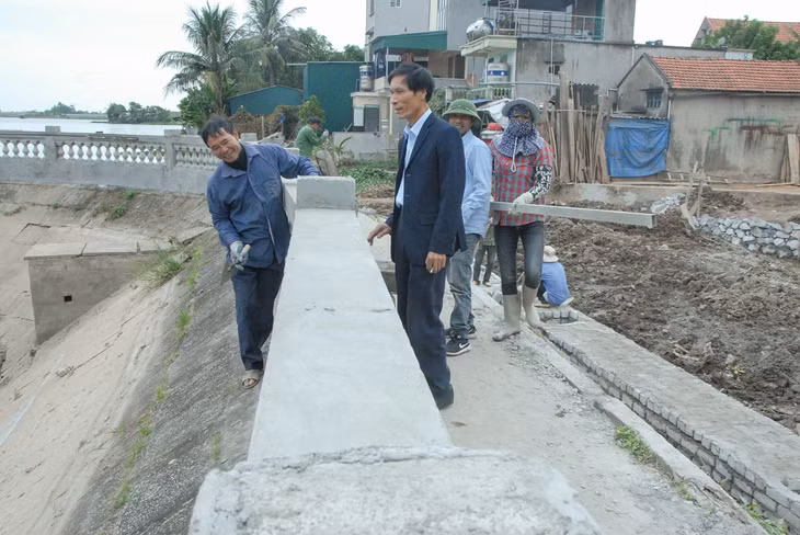 Cán bộ MTTQ phường Phong Cốc (TX Quảng Yên) giám sát thi công khu vực bờ hồ tại khu 6 của phường.