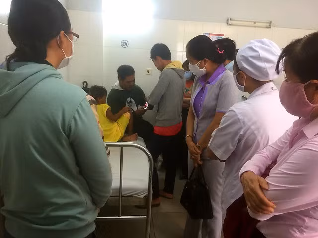 Cháu N. (áo vàng) đang điều trị tại bệnh viện, sức khỏe đã ổn định.