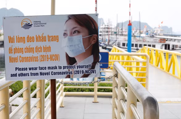 Biển nhắc nhở đeo khẩu trang ở khu du lịch vịnh Hạ Long - Ảnh: REUTERS