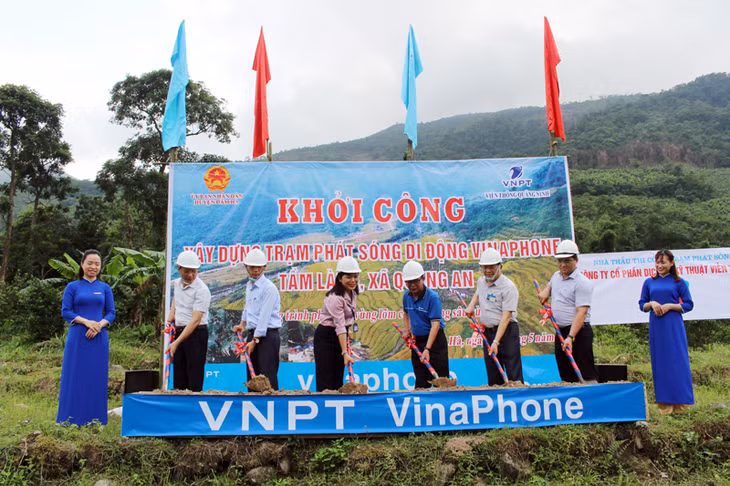 Các đại biểu khởi công 