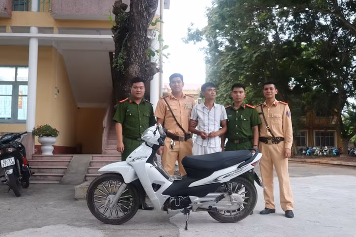 Đối tượng (đững giữa) cùng tang vật.
