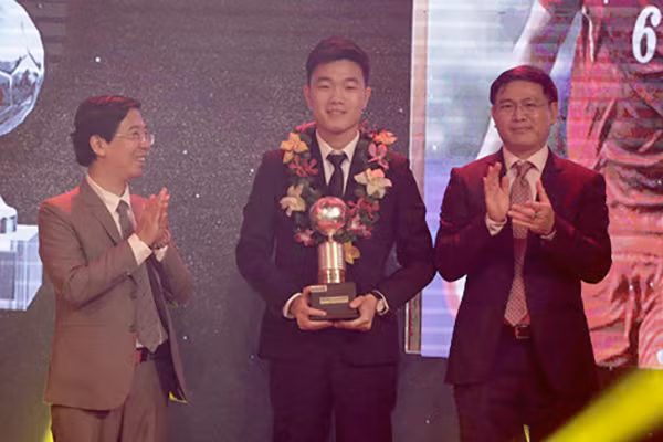 khiến phải chạnh lòng cho quân bầu Đức, bởi có mỗi Xuân Trường từng được vinh danh với danh hiệu QBB trong màu áo... Incheon Utd