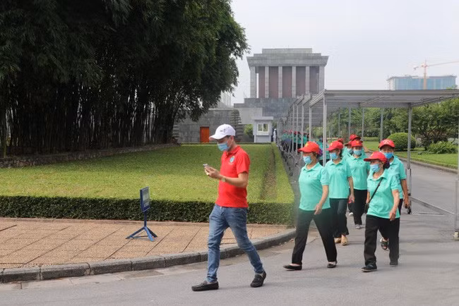 Hội người cao tuổi các xã Tân Thành, Tân Khánh, Tân Đức (huyện Phú Bình, tỉnh Thái Nguyên) vào Lăng viếng Bác. (Ảnh: TTXVN)