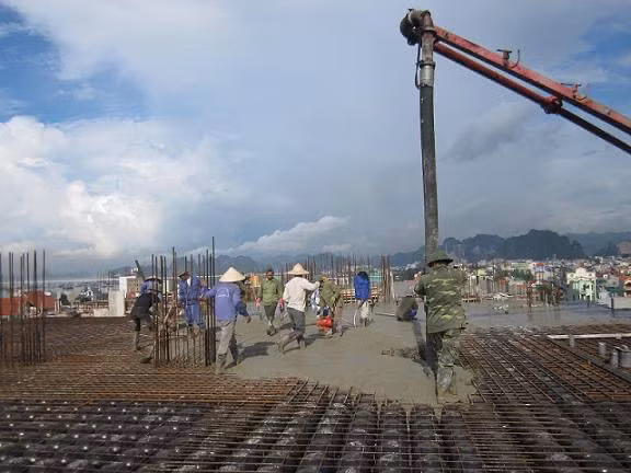 Công nhân Công ty CP Xây dựng và Phát triển Miền Đông thực hiện đổ bê tông chung cư cao tầng.