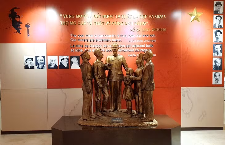 Phòng lưu niệm Bác Hồ tại bảo tàng Quảng Ninh.