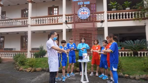 Bác sĩ Hoàng hướng dẫn các cầu thủ.
