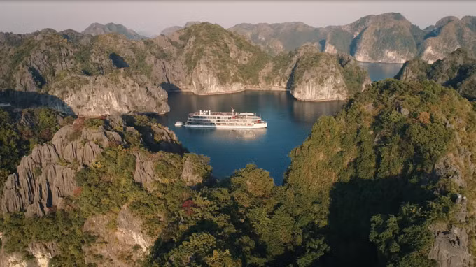 Quảng Ninh miễn phí vé tham quan vịnh Hạ Long trong tháng 5 và các ngày nghỉ lễ trong tháng 6, 7. Các ngày bình thường trong hai tháng này sẽ áp dụng vé mua 1 tặng 1. Ảnh: P.H.
