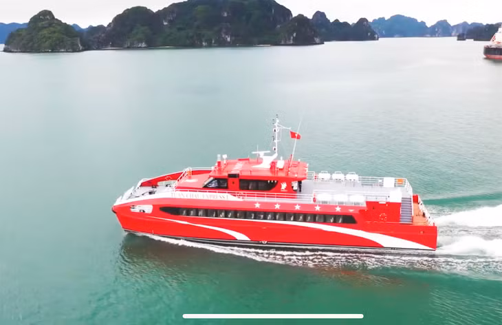 Tàu cao tốc Tuần Châu Express thiết kế theo tiêu chuẩn Châu Âu với nhiều tính năng ưu việt và có tính ổn định cao sẽ chính thức đưa vào hoạt động trong tháng 5/2020 chạy tuyến Tuần Châu – Cô Tô và Vân Đồn – Cô Tô.