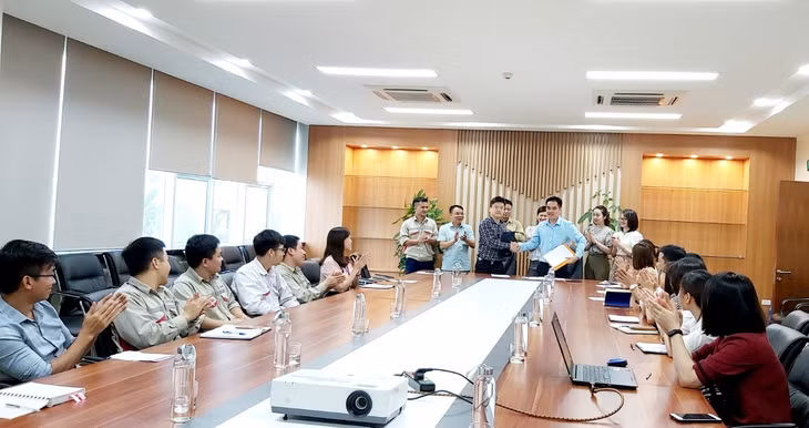 Chủ tịch Công đoàn và Tổng Giám đốc ký kết thi đua Tháng Công nhân.