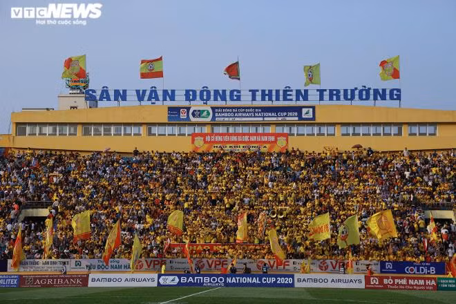 Hàng nghìn CĐV có mặt phủ kín khán B sân Thiên Trường.
