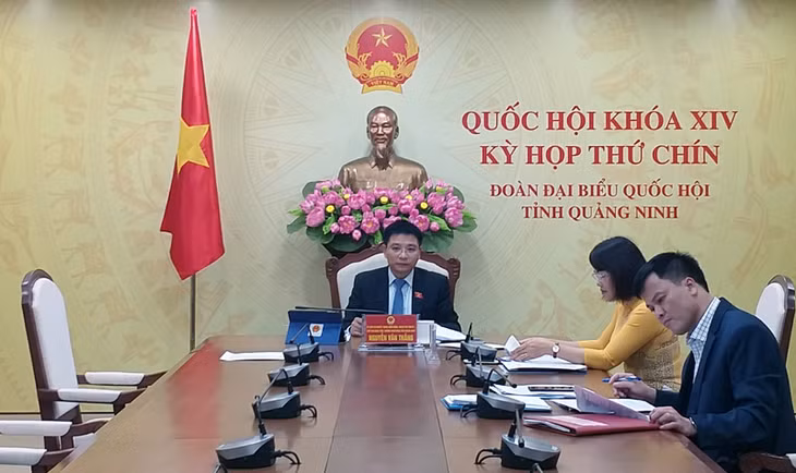 Đồng chí Nguyễn Văn Thắng, Phó Bí thư Tỉnh uỷ, Chủ tịch UBND tỉnh, Trưởng Đoàn ĐBQH tỉnh dự phiên khai mạc kỳ họp tại điểm cầu Quảng Ninh.