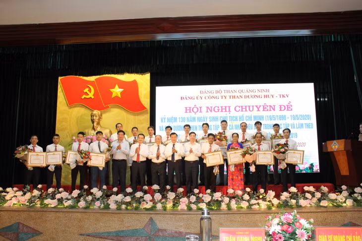 Đảng ủy Công ty Than Dương Huy - TKV tuyên dương các tập thể tiêu biểu học tập và làm theo tư tưởng, đạo đức, phong cách Hồ Chí Minh, ngày 17/5.