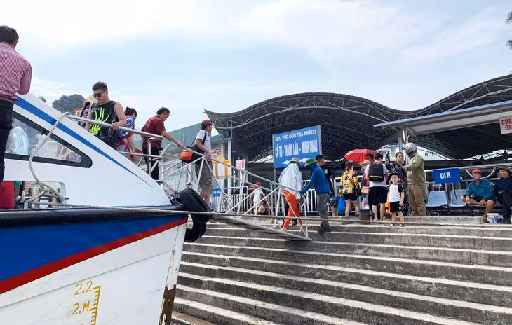 Thời gian này, lượt khách ra du lịch tại các tuyến đảo cũng tăng cao vào dịp cuối tuần.
