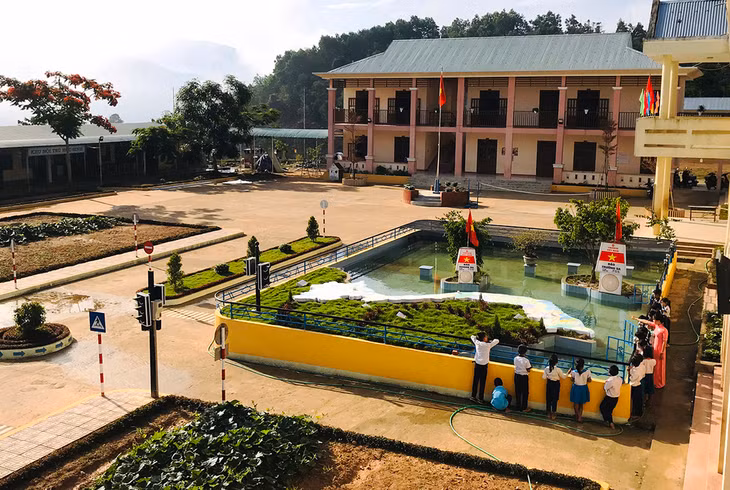  Trong giờ giải lao, giáo viên dẫn học sinh ra sa bàn giới thiệu về bản đồ Việt Nam. Ảnh: Đắc Thành.