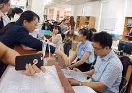 Liên hệ trực tiếp với UBND xã nơi cư trú để xem xét, giải đáp vướng mắc về hồ sơ, thủ tục tham gia BHYT