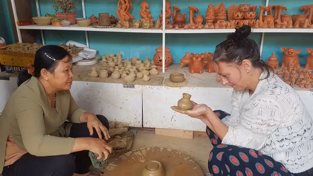 Du khách tham quan và tự tay làm ra sản phẩm gốm tại làng gốm Thanh Hà, Hội An.