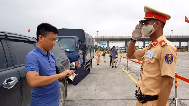 Hình ảnh chiến sĩ Cảnh sát giao thông kiểm tra người điều khiển phương tiện giao thông trên đường cao tốc (Ảnh: CTV).