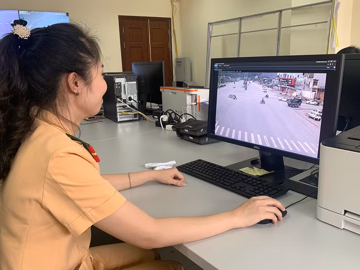 Cán bộ Phòng CSGT đường bộ, đường sắt đang theo dõi phương tiện vi phạm qua hệ thống Camera giao thông để xử phạt các hành vi đi ngược chiều, chạy quá tốc độ...