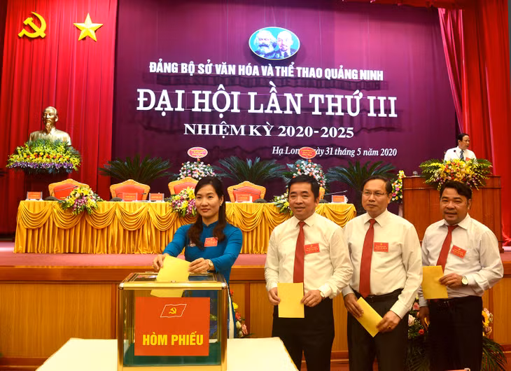 Các đại biểu bỏ phiếu bầu Ban Chấp hành Đảng bộ Sở Văn hóa và Thể thao, nhiệm kỳ 2020-2025.