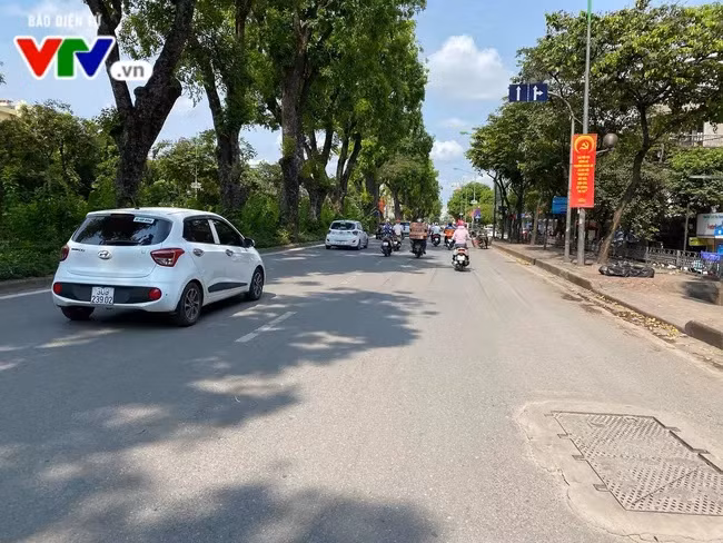 Chỉ số tia cực tím (UV) tại Hà Nội ở mức báo động, người dân cần che chắn cẩn thận khi đi ngoài đường