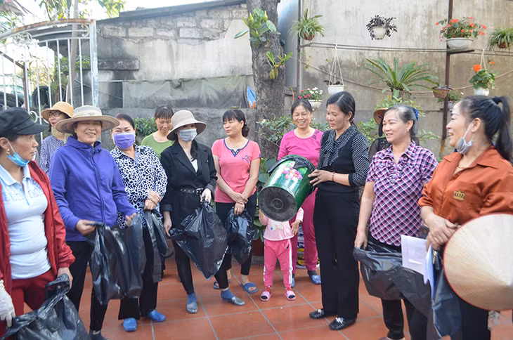Hội viên Hội phụ nữ phường Cẩm Sơn triển khai mô hình thùng rác làm sạch ngõ xóm.