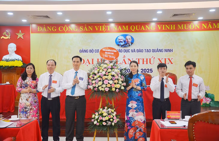 Đồng chí Nguyễn Mạnh Cường, Tỉnh ủy viên, Bí thư Đảng ủy Khối các cơ quan tỉnh tặng hoa chúc mừng đại hội.