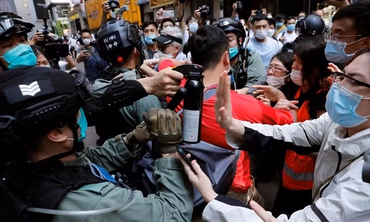 Cảnh sát đụng độ người biểu tình ở Hong Kong, ngày 27/5. Ảnh: Reuters.
