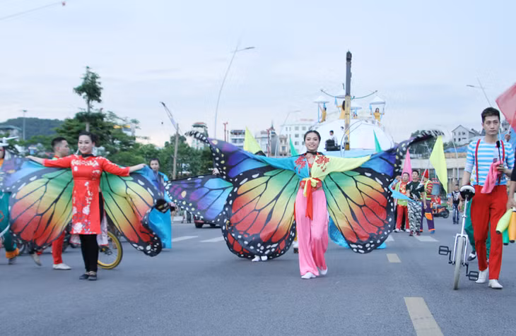 Nghệ sĩ diễu hành trên phố.