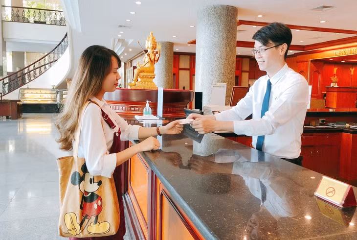 Biển báo cấm hút thuốc lá được đặt ngay tại quầy lễ tân của Khách sạn Hạ Long Plaza để du khách dễ quan sát, nhận biết.