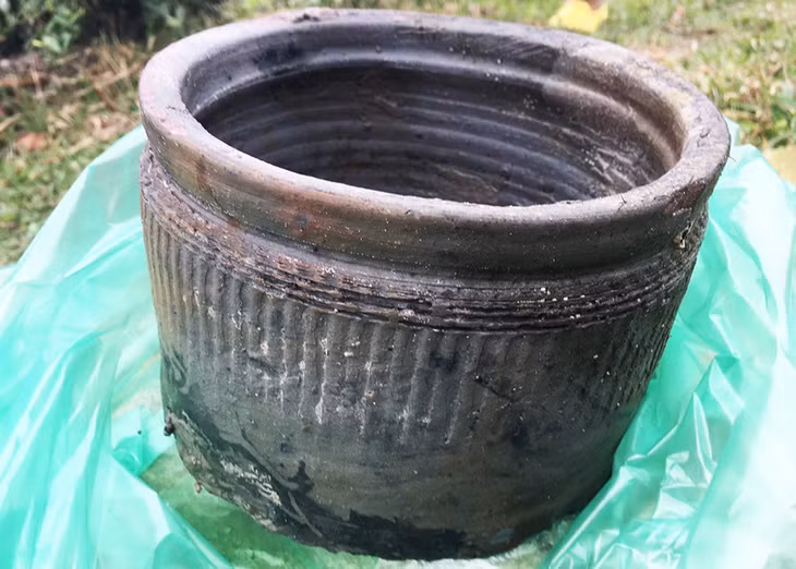 Một hiện vật thời Trần nguyên vẹn mà ngư dân tìm thấy bên bờ sông Mang. Ảnh Hoàng Văn Khương (CTV)