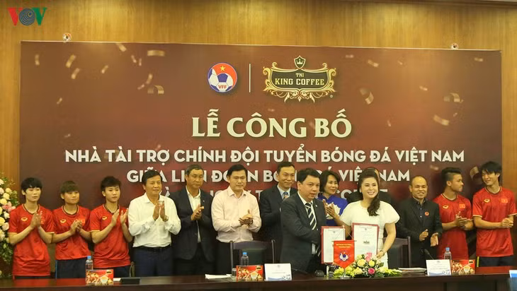 Công ty TNI với thương hiệu King Coffee sẽ tài trợ cho bóng đá Việt Nam trong 3 năm tới. (Ảnh: Trần Tiến).