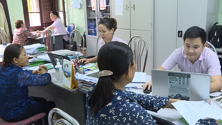 Ngân hàng Chính sách xã hội TX Quảng Yên hướng dẫn các hộ dân thực hiện thủ tục trả nợ vốn vay về nhà ở.