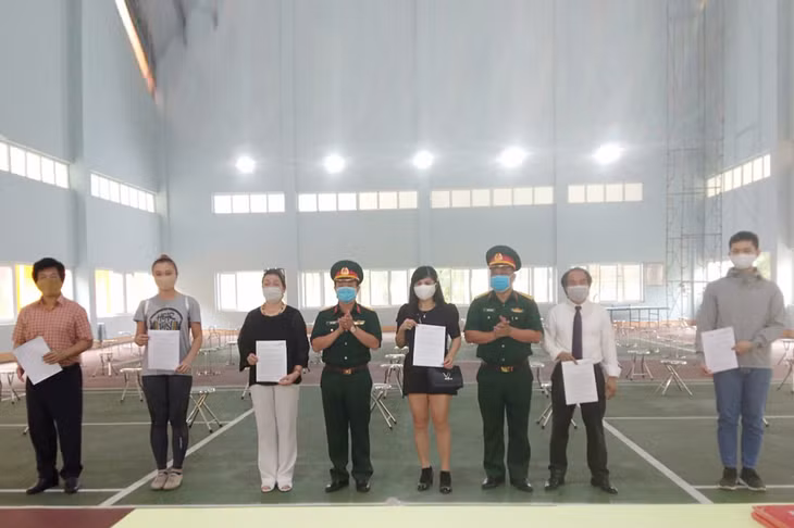 Các công dân được cấp giấy chứng nhận hoàn thành thời gian cách ly.