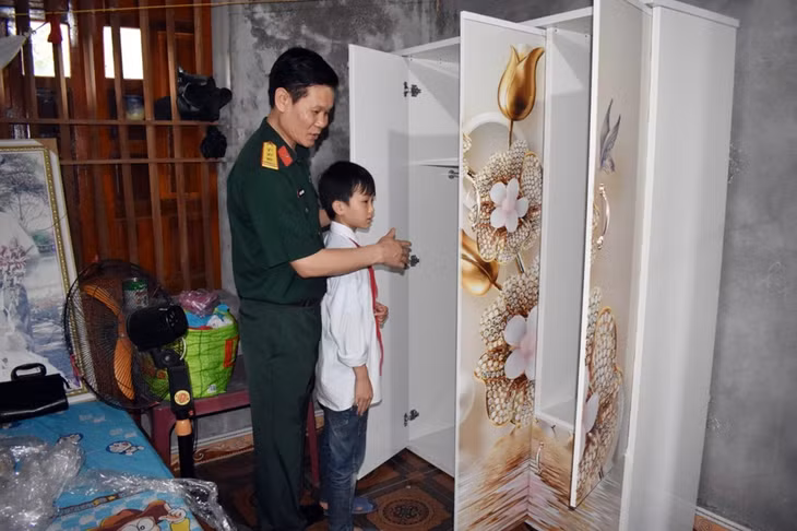 Ban CHQS huyện Tiên Yên trao tặng các vật dụng sinh hoạt cho gia đình em Trần Đức Khiêm.