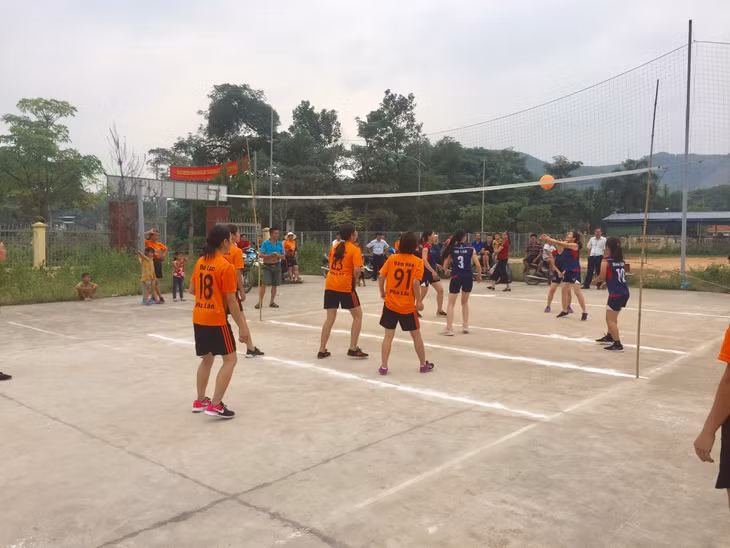 Chi hội phụ nữ thôn Pha Lán, xã Thanh Lâm tổ chức giao lưu bóng chuyền hơi. Ảnh chụp tháng 5/2019.