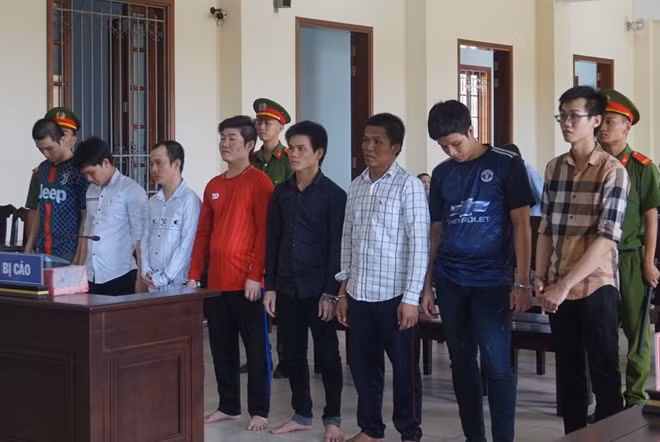 Nhóm bị cáo tại phiên tòa.