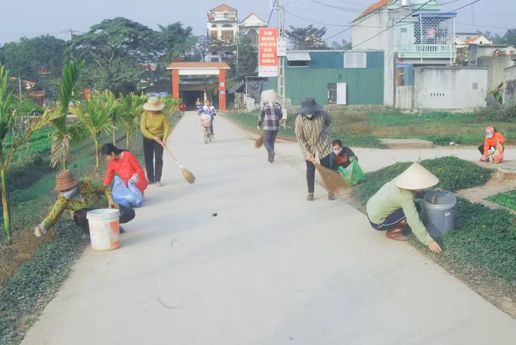 Người dân thôn Bãi 2, xã Tiền An (TX Quảng Yên) duy trì nền nếp phong trào Ngày Chủ nhật xanh, dọn vệ sinh đường ngõ xóm.